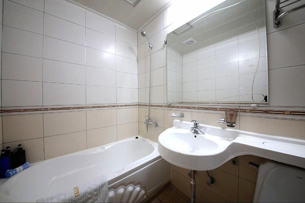 Geoje A-Plus Hotel Екстер'єр фото