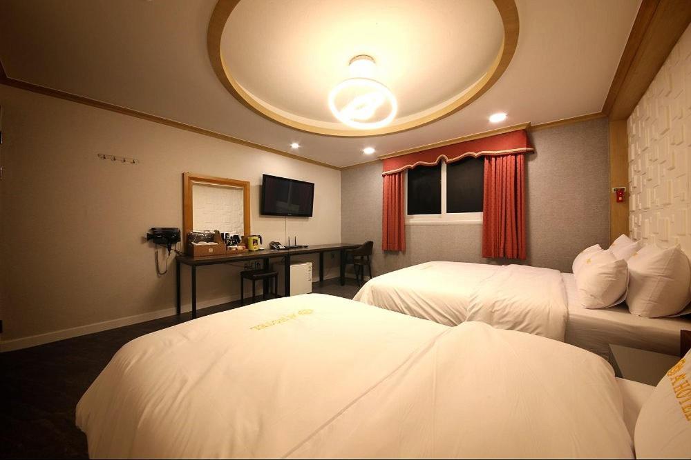Geoje A-Plus Hotel Екстер'єр фото