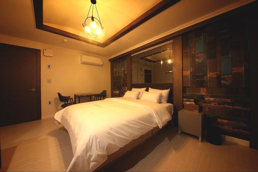 Geoje A-Plus Hotel Екстер'єр фото