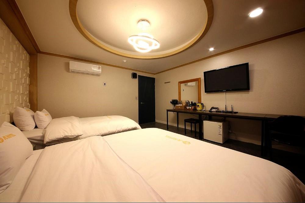 Geoje A-Plus Hotel Екстер'єр фото